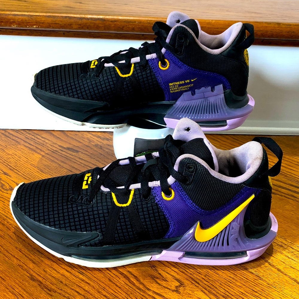 Nike Men's Lebron Witness 7 Basketball Shoe, Black/University Gold-lilac, Sz 10
